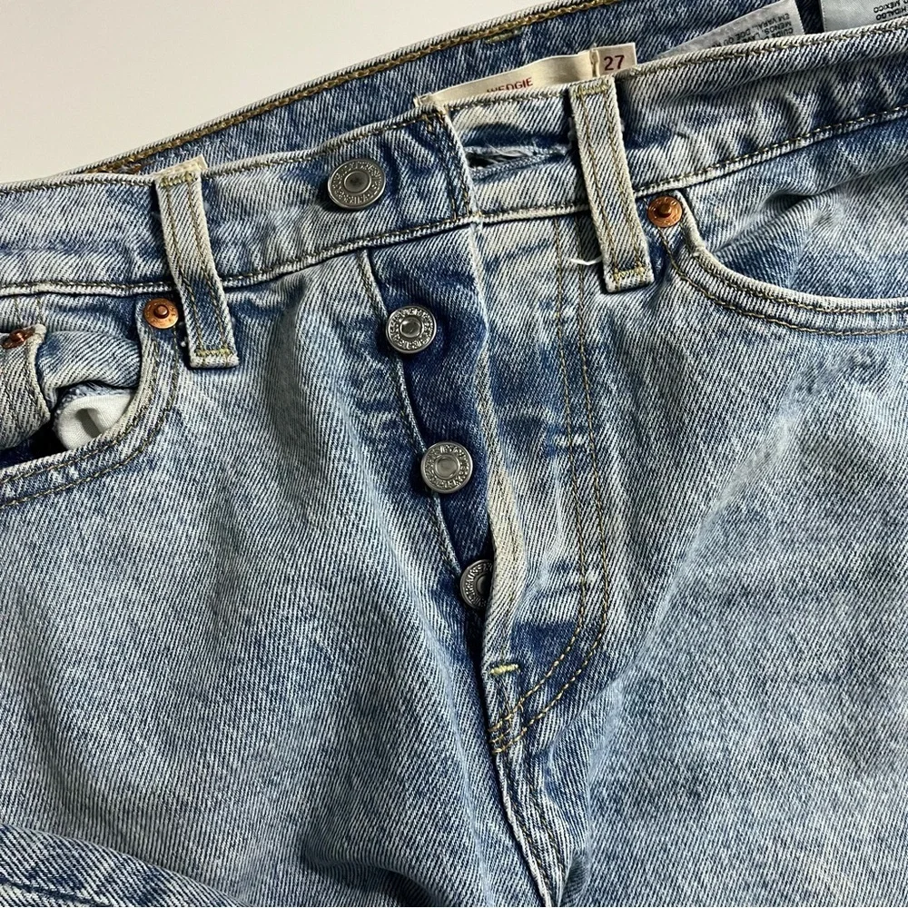 Levi’s • Wedgie Icon Fit Light Wash Skinny Jeans - Picture 4 of 10